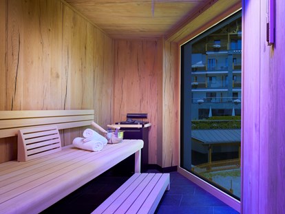 Wellnessurlaub - Pools: Infinity Pool - Finnische Sauna  - Hotel Tirol