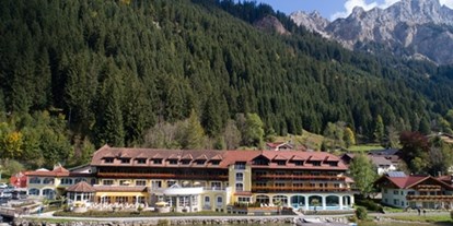 Wellnessurlaub - Hotel-Schwerpunkt: Wellness & Natur - Tannheimertal - Außenansicht Hotel - Hotel Via Salina