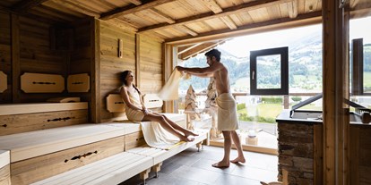 Wellnessurlaub - Wellness mit Kindern - Ellmau - FINNISCHE EVENTSAUNA
Die 90°C heiße Sauna und die verschiedenen Aufgüsse lassen dich nicht nur schwitzen – von hier aus hast du einen wunderbaren Panoramablick auf die Zillertaler Alpen, der dich ins Schwärmen bringt. - Hotel Wöscherhof