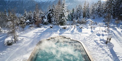 Wellnessurlaub - Langlaufloipe - Fiss - Außenpool im Winter - Interalpen-Hotel Tyrol