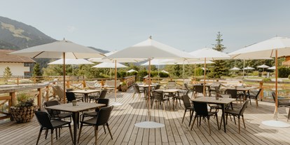 Wellnessurlaub - Restaurant - Kaltenbach (Kaltenbach) - Sonnenbaden auf der Deli's Seeterrasse - Kaiserlodge 