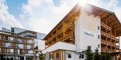 Wellnessurlaub - Lymphdrainagen Massage - Bad Häring - Außenansicht Sommer - Sentido alpenhotel Kaiserfels
