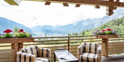 Wellnessurlaub - Hotelbar - Berwang - Balkon mit Aussicht - Inntalerhof - DAS Panoramahotel