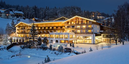 Wellnessurlaub - Lymphdrainagen Massage - Schwangau - Panoramahotel Inntalerhof - Außenansicht im Winter - Inntalerhof - DAS Panoramahotel