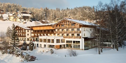 Wellnessurlaub - Lymphdrainagen Massage - Nesselwängle - Das Panoramahotel Inntalerhof im Winter - Inntalerhof - DAS Panoramahotel
