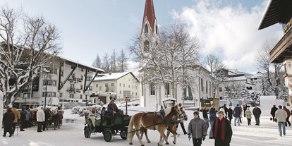 Wellnessurlaub - Parkplatz: kostenlos beim Hotel - Zams - Fußgängerzone Seefeld in Tirol - alpinen Lifestyle im Sommer wie im Winter genießen - Inntalerhof - DAS Panoramahotel