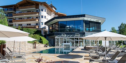 Wellnessurlaub - Kräuterbad - Tirol - Außenansicht vom Pool - Sport- und Wellnesshotel Held****s