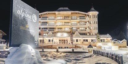 Wellnessurlaub - Ganzkörpermassage - Zillertal - Nachtaufnahme Winter - Traumhotel Alpina