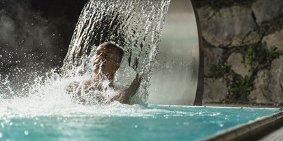 Wellnessurlaub - Pools: Innenpool - Reith im Alpbachtal - Wasserdusche - Landhotel Schermer