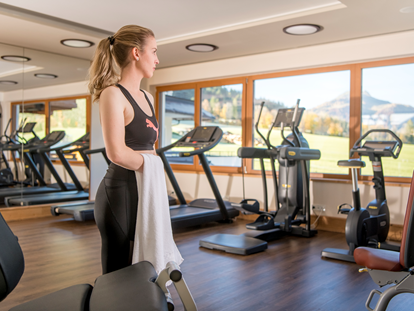 Wellnessurlaub - Umgebungsschwerpunkt: Berg - Saalbach - Fitness-Studio mit Blick auf das Kitzbüheler Horn - Wellness & Familienhotel Kitzspitz
