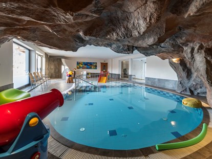 Wellnessurlaub - Pools: Schwimmteich - Wellness & Familienhotel Kitzspitz