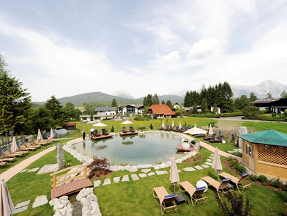 Wellnessurlaub - Hotelbar - Garten mit Naturbadeteich - Wellnesshotel Schönruh - Adults Only