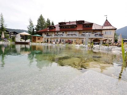 Wellnessurlaub - Fahrradverleih - Tiroler Oberland - Hotelansicht mit Badeteich - Wellnesshotel Schönruh - Adults Only