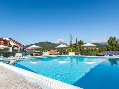 Wellnessurlaub - Hotelbar - Seefeld in Tirol - Beheiztes Außenpool - Wellnesshotel Schönruh - Adults Only