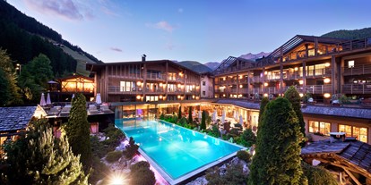 Wellnessurlaub - Pools: Infinity Pool - Taisten - Hotel Quelle Nature Spa Resort *****