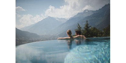 Wellnessurlaub - Hotel-Schwerpunkt: Wellness & Beauty - Naturns bei Meran - Infinity Pool - Hotel Sonnbichl