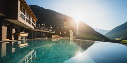 Wellnessurlaub - Pools: Infinity Pool - Schenna - Eintauchen in den ganzjährig 30-Grad warmen Infinity-Bergpool - Hotel TONZHAUS