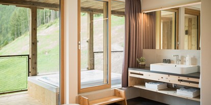 Wellnessurlaub - Whirlpool am Zimmer - Naturns bei Meran - Die neuen Natursuiten verströmen den Duft von frischem Zirbenholz - Hotel TONZHAUS
