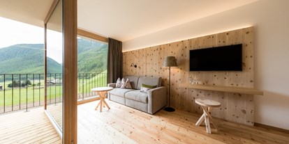 Wellnessurlaub - Honigmassage - Algund - Die neuen Natursuiten eröffnen weite Blicke übers Tal bis zu den Bergspitzen - Hotel TONZHAUS