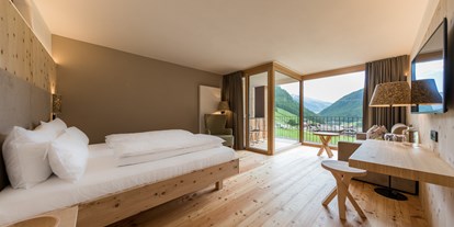 Wellnessurlaub - Verpflegung: Halbpension - Taufers im Münstertal - Schlicht und elegant sind die Zimmer ausgestattet mit handgefertigten Qualitätsmöbeln aus Massivholz - Hotel TONZHAUS