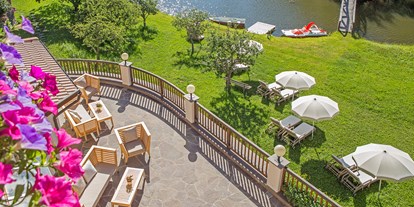 Wellnessurlaub - Pools: Innenpool - Latsch (Trentino-Südtirol) - Terrasse und Liegewiese - Hotel Weihrerhof