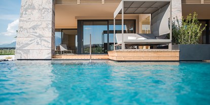 Wellnessurlaub - Pools: Infinity Pool - Weinegg Wellviva Resort