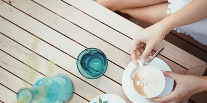 Wellnessurlaub - Umgebungsschwerpunkt: am Land - Algund - Gemütlicher Kaffee auf der Terrasse unseres Bistro Fiorello. - La Maiena Meran Resort
