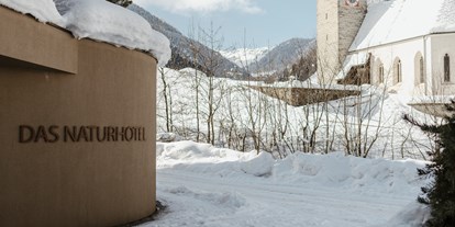 Wellnessurlaub - Hotel-Schwerpunkt: Wellness & Kulinarik - Eisacktal - Hoteleingang - Winter - Naturhotel Rainer