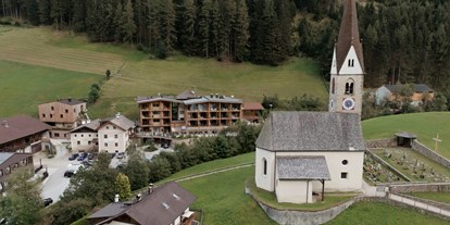 Wellnessurlaub - zustellbare Kinderbetten - Eisacktal - St. Ursula Kirche - Naturhotel Rainer