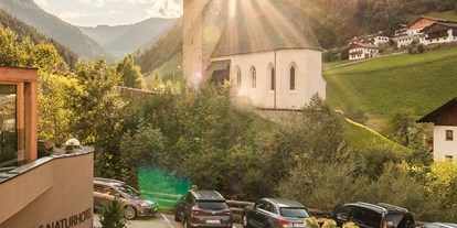 Wellnessurlaub - Bettgrößen: King Size Bett - Mayrhofen (Mayrhofen) - Natuhotel - Hoteleingang - Naturhotel Rainer