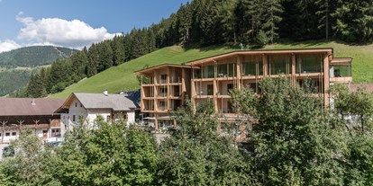 Wellnessurlaub - Hotel-Schwerpunkt: Wellness & Kulinarik - Eisacktal - Naturhotel Rainer Sommer Außenansicht Jaufental - Naturhotel Rainer