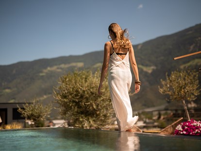 Wellnessurlaub - Hotelbar - Trentino-Südtirol - Rooftop Infinity Pool - Sonnen Resort