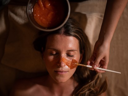 Wellnessurlaub - Lymphdrainagen Massage - Kastelruth - Gesichtsbehandlung - Sonnen Resort