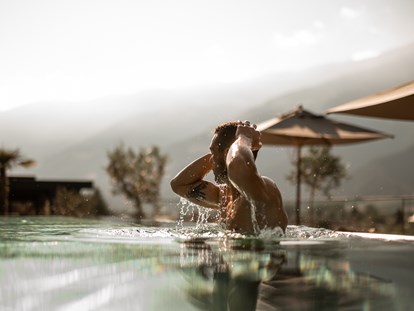 Wellnessurlaub - zustellbare Kinderbetten - Graun im Vinschgau - Infinity Pool - Sonnen Resort