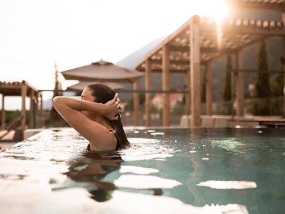 Wellnessurlaub - Parkplatz: kostenlos beim Hotel - Schenna bei Meran - Rooftop Infinity Pool  - Sonnen Resort