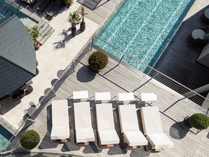 Wellnessurlaub - Pools: Infinity Pool - Jenesien - Sonnen Resort