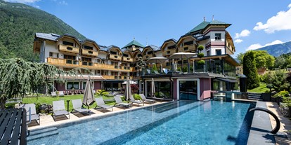 Wellnessurlaub - Fußreflexzonenmassage - Commezzadura Val di Sole - Outdoor pool - TEVINI - Dolomites Charming Hotel