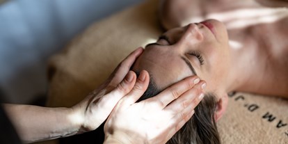 Wellnessurlaub - Kräutermassage - Mals im Vinschgau - Face Treatment - TEVINI - Dolomites Charming Hotel
