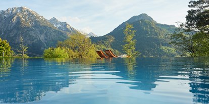 Wellnessurlaub - Pools: Infinity Pool - Damüls - Unser wunderbarer Infinity-Außenpool (ganjährig) - Hotel Prinz-Luitpold-Bad