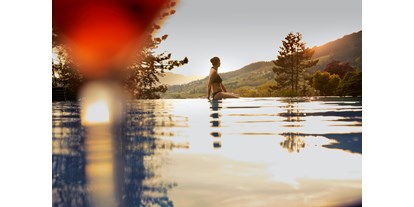 Wellnessurlaub - Pools: Infinity Pool - Bayern - Außenpool mit Abendstimmung - Hotel Prinz-Luitpold-Bad