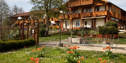 Wellnessurlaub - Klassifizierung: 4 Sterne - Bäderdreieck - Blick vom Kräutergarten auf das Hotel - Hotel Quellenhof