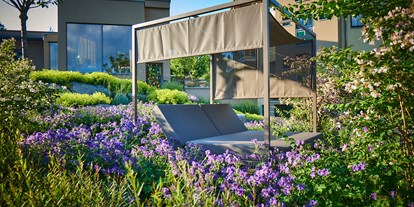 Wellnessurlaub - Rücken-Nacken-Massage - Bodenmais - Wunderschöne Gartenanlage mit zusätzliche Relaxmöglichkeiten - Hotel Reinerhof ****