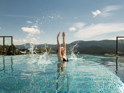 Wellnessurlaub - Pools: Innenpool - Oberpfalz - Infintiypool - Hotel Sonnenhof