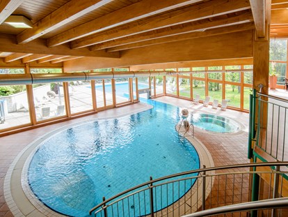 Wellnessurlaub - Pools: Innenpool - Bad Kissingen - Zweites Innenbecken, verbunden mit dem Außenbecken - Hotel Sonnenhügel Familotel Rhön