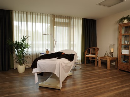 Wellnessurlaub - Umgebungsschwerpunkt: Berg - Rhön - Behandlungsraum der BeautyWelt mit Massagen & Kosmetik - Hotel Sonnenhügel Familotel Rhön
