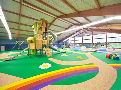 Wellnessurlaub - Umgebungsschwerpunkt: am Land - Wartmannsroth - 1.200 qm Indoor-Spielplatz für Kinder - Hotel Sonnenhügel Familotel Rhön