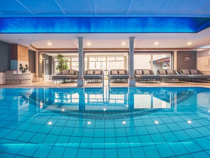 Wellnessurlaub - Pools: Schwimmteich - Hallenbad  - Hotel Zum Kramerwirt