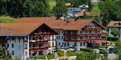 Wellnessurlaub - Hotelbar - Scheidegg - Hotelansicht im Sommer - Königshof Hotel Resort