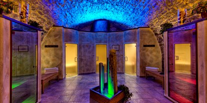 Wellnessurlaub - Rücken-Nacken-Massage - Fontanella - Felsengewölbe mit Dampf- und Infrarotwärmekabinen - Königshof Hotel Resort