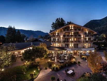 Wellnessurlaub - Pools: Außenpool beheizt - Matrei in Osttirol - Hotel und Terrasse - Hotel Sportcamp Woferlgut